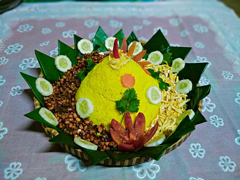 Nasi Kuning Tumpeng